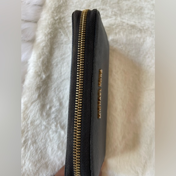 Michael Kors Wallet - Picture 6 of 8